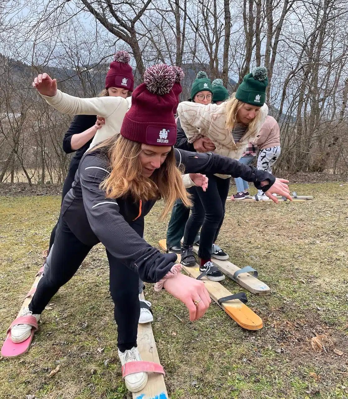 Des adolescents jouant à une activité ludique Yllar Montagne