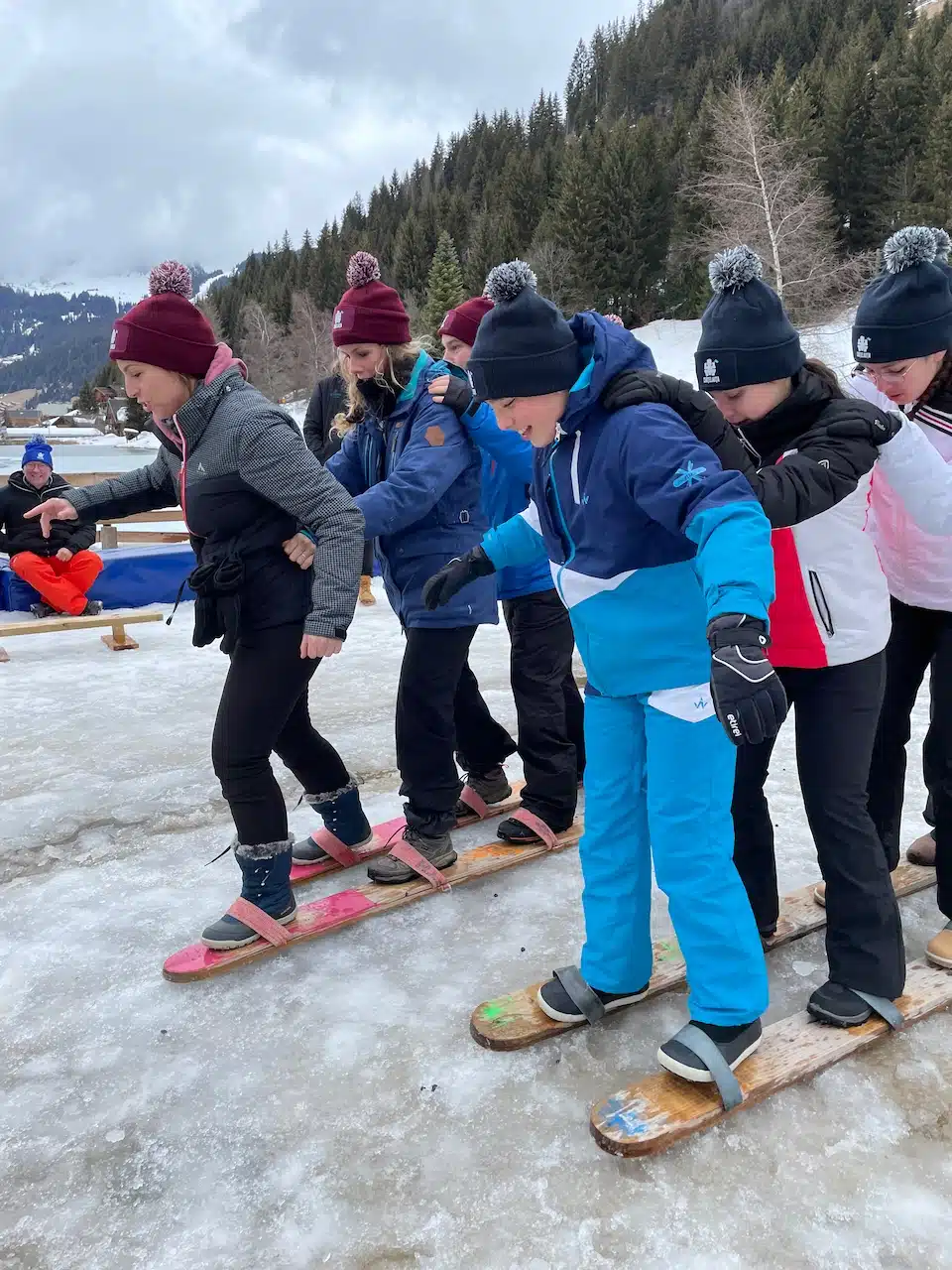 Les jeunes jouent à l'activité ludique des Y Lanta