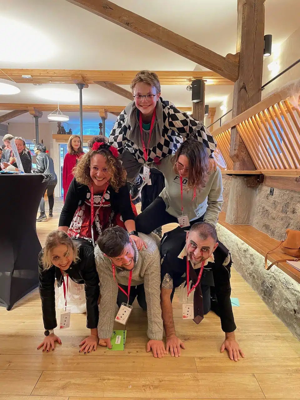 Groupe faisant la pose en activité Murder Party Yllar Montagne