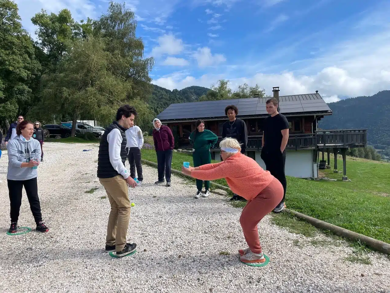 jeu en équipe extérieur avec gobelet