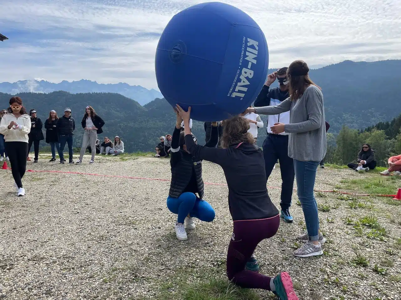 jeu de cohésion d'équipe en Savoie dans un chalet
