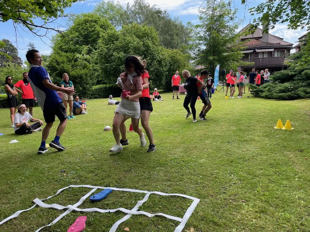 Activité sportive en équipe dans les jardins de l'Evian Resort