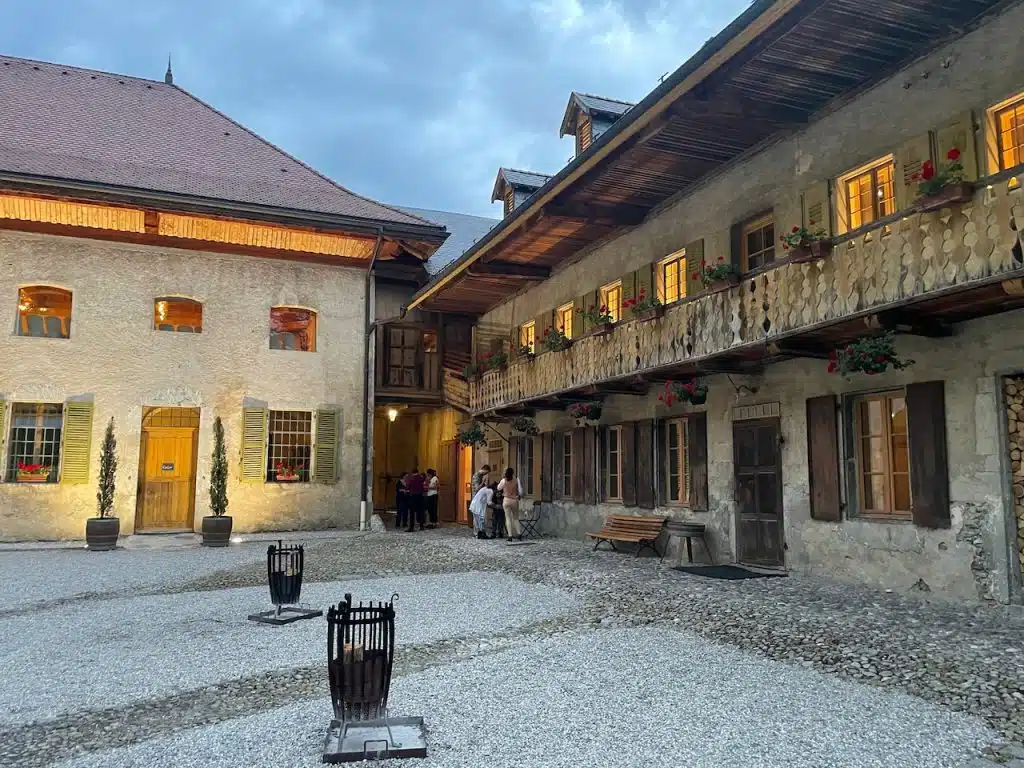 vue extérieure du lieu murder party à la ferme de gy