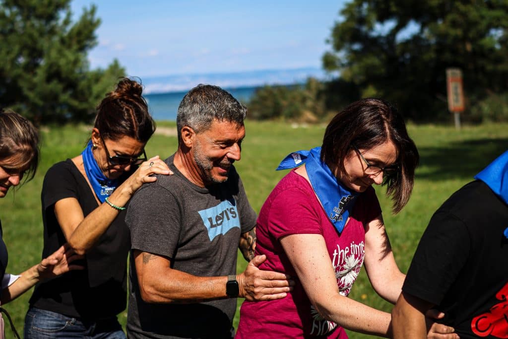 adultes joyeux qui se tiennent par la taille pour une épreuve olympiade