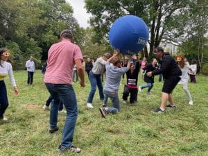 animation avec un gros ballon en extérieur