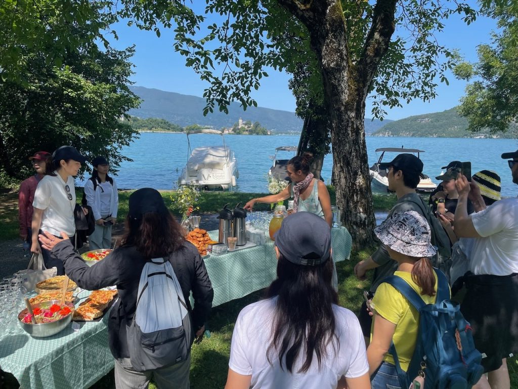 pause casse-croute au bord du lac avec Yllar Montagne