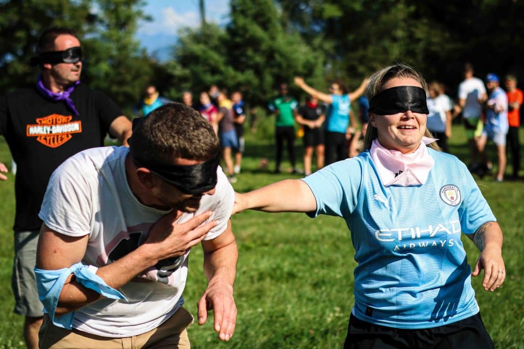 adultes font la course les yeux bandés