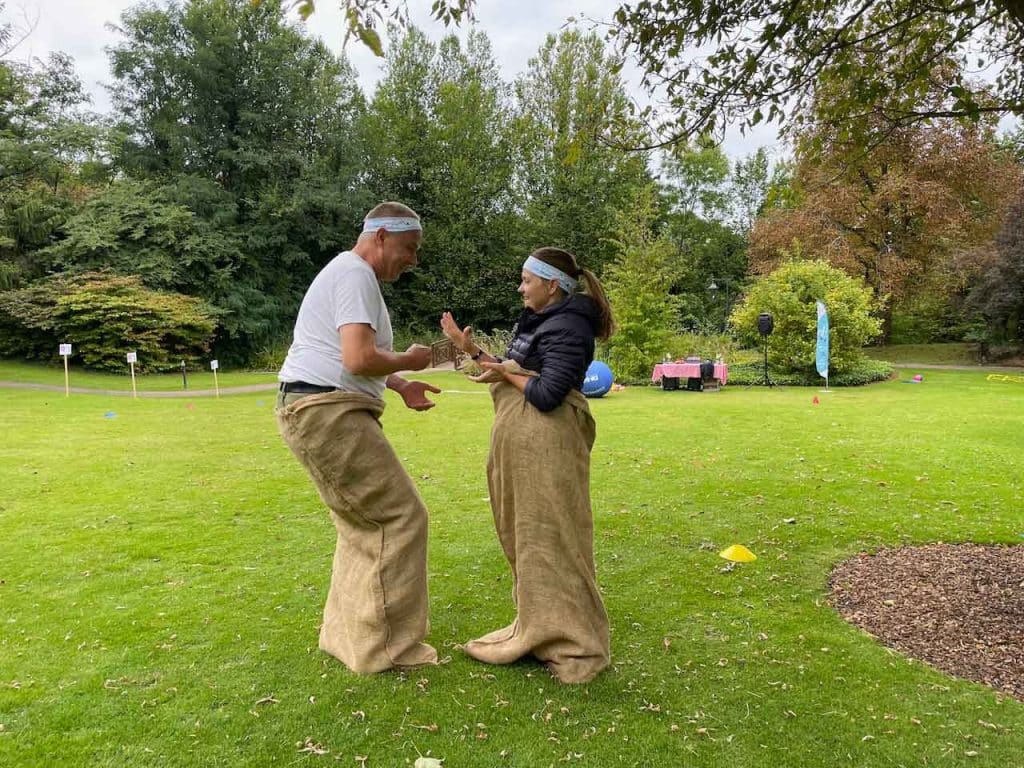 course en sac pour adultes dans un parc