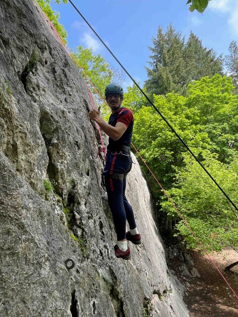 jeu insolite kig-ah-farce dans la foret escalade