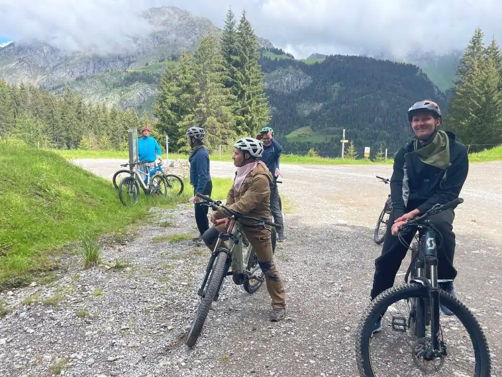 groupe d'adultes font un jeu de piste original à VTT en ABondance
