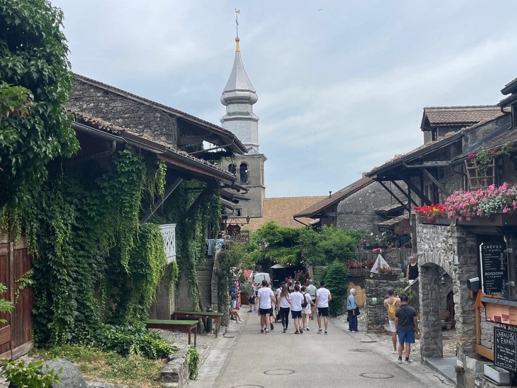Photo rallye d'Yvoire enqueteurs cherchent des indices